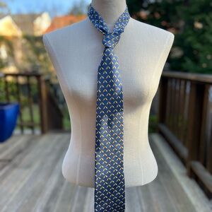 BEAUFORT Tie Rack
Blue Tie with Yellow birds